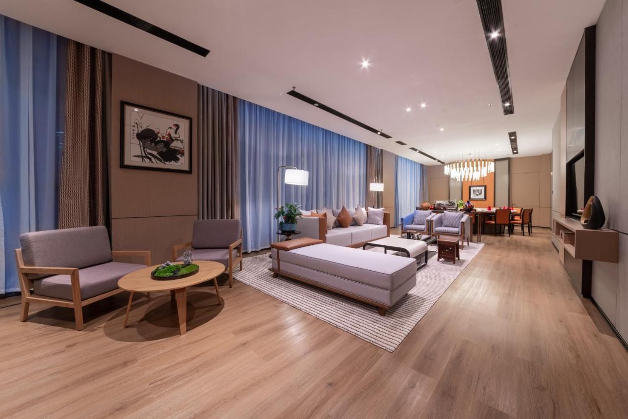 Holiday Inn Express Shenzhen Longhua By Ihg Екстер'єр фото