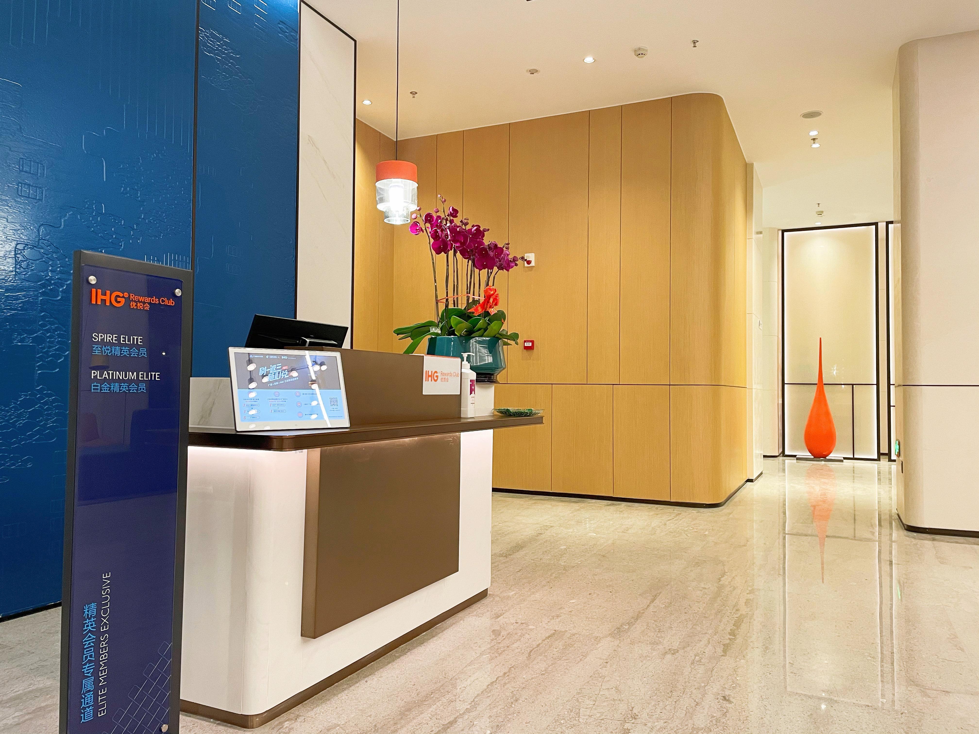 Holiday Inn Express Shenzhen Longhua By Ihg Екстер'єр фото